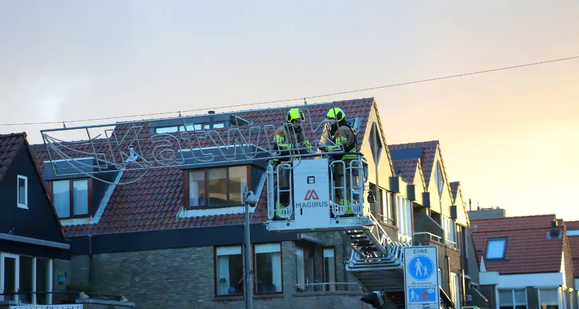 Harde wind speelt kerstverlichting parten - Foto 1