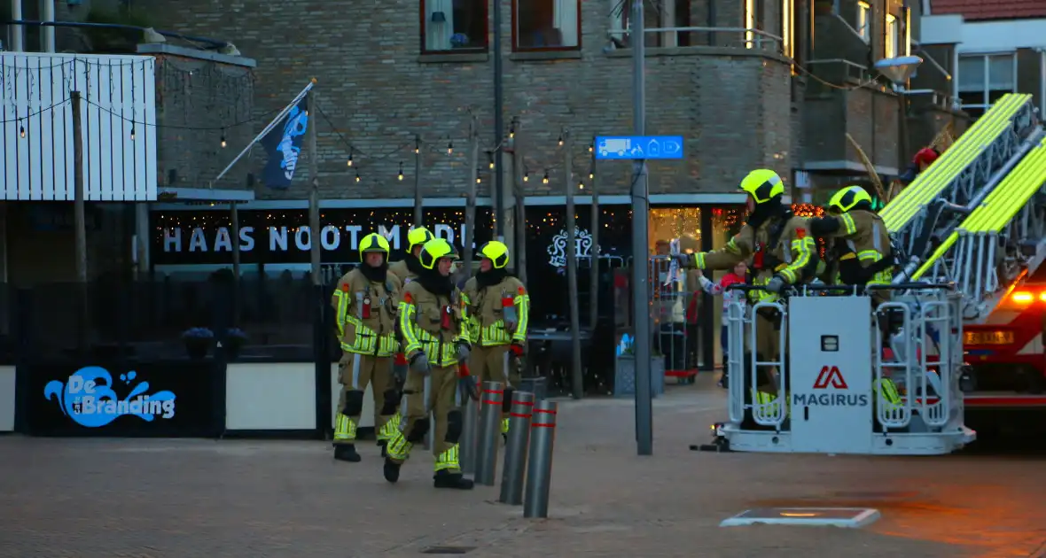 Harde wind speelt kerstverlichting parten - Foto 2