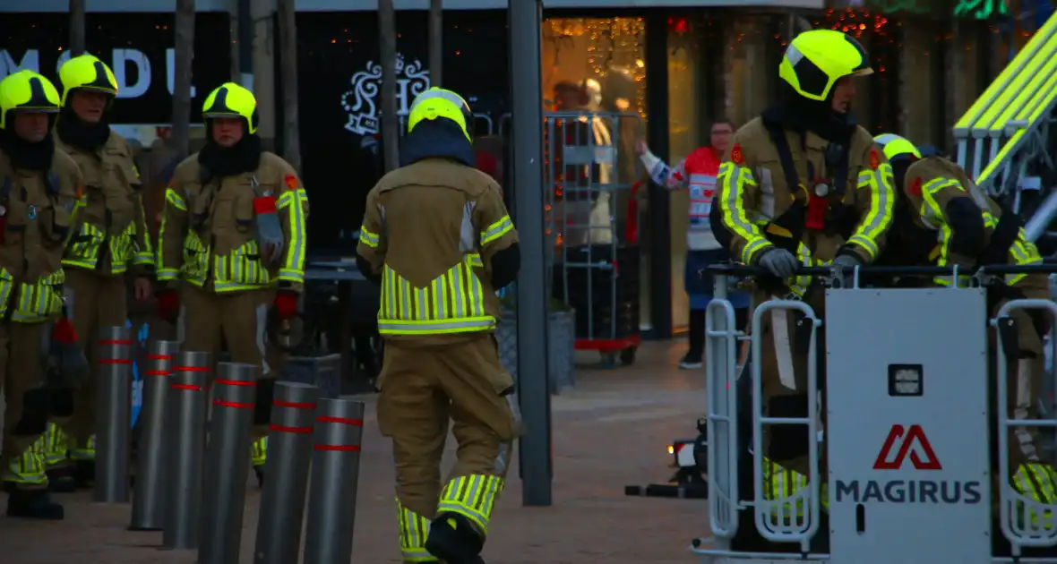 Harde wind speelt kerstverlichting parten - Foto 3