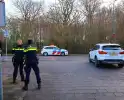 Fietsster en en auto botsen op kruising