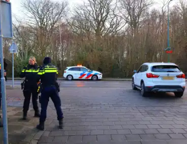 Fietsster en en auto botsen op kruising