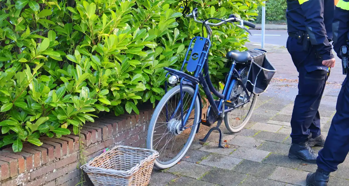 Fietsster en en auto botsen op kruising - Foto 1