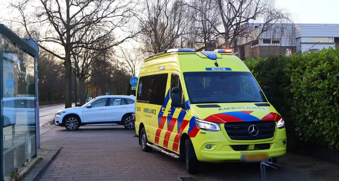 Fietsster en en auto botsen op kruising - Foto 2