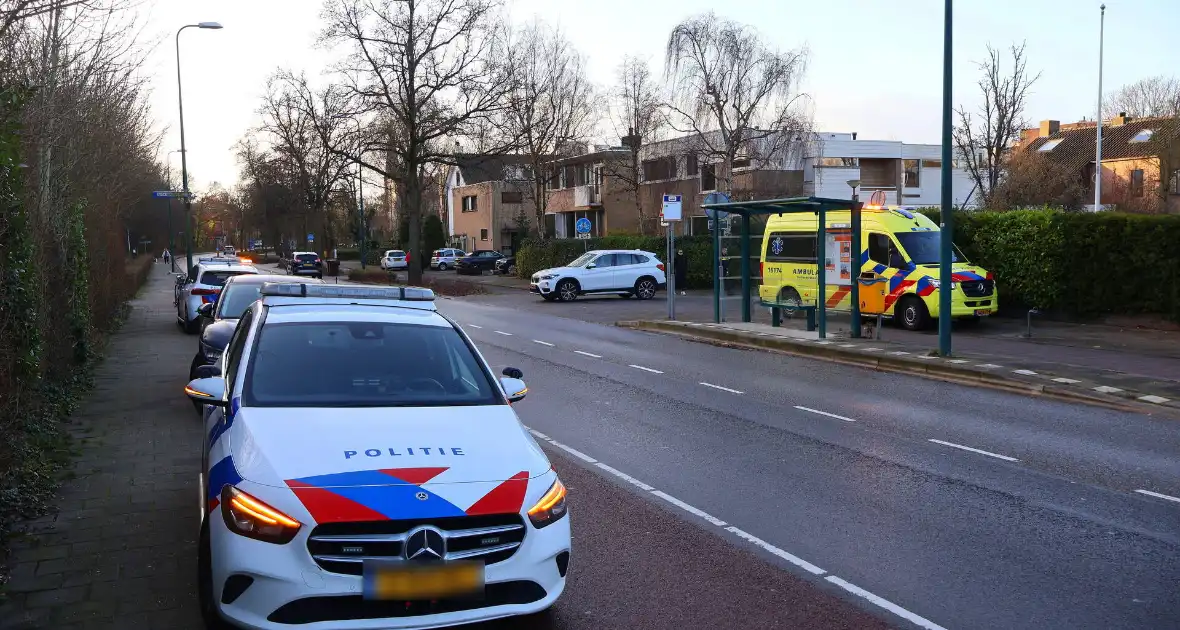 Fietsster en en auto botsen op kruising - Foto 3