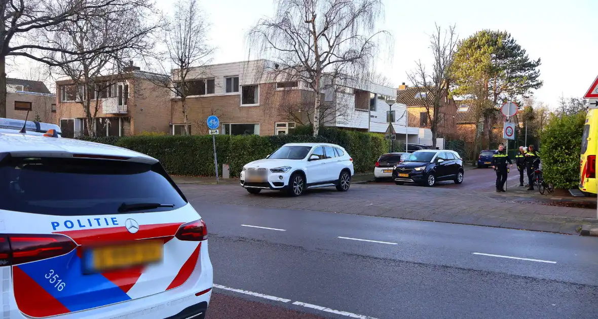 Fietsster en en auto botsen op kruising - Foto 4