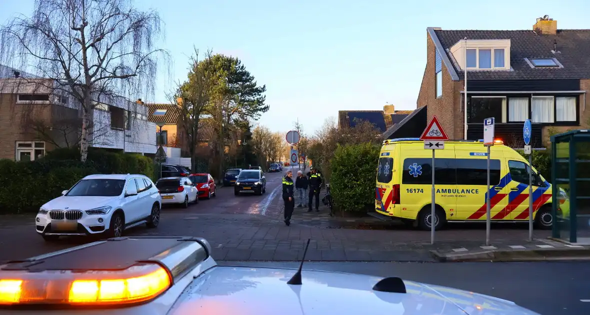 Fietsster en en auto botsen op kruising - Foto 5