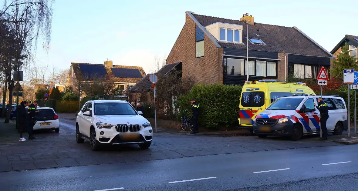 Fietsster en en auto botsen op kruising - Foto 6