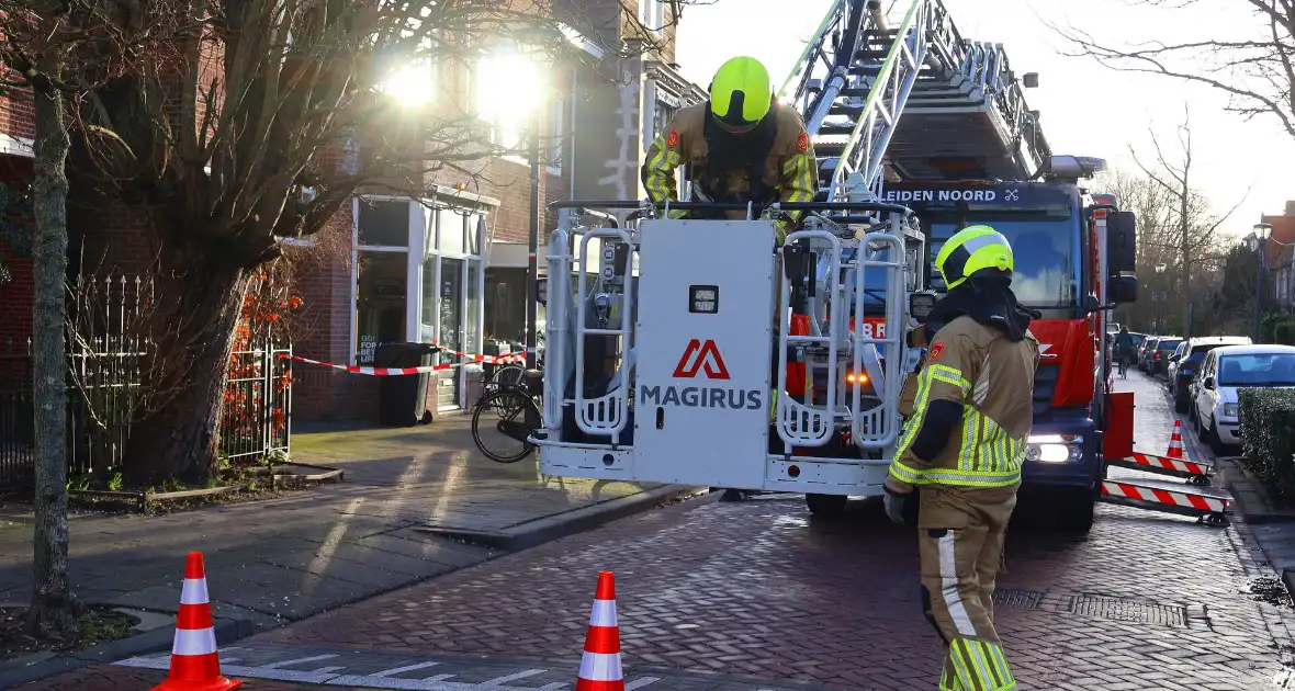 Losse daklijst snel hersteld door brandweer - Foto 1