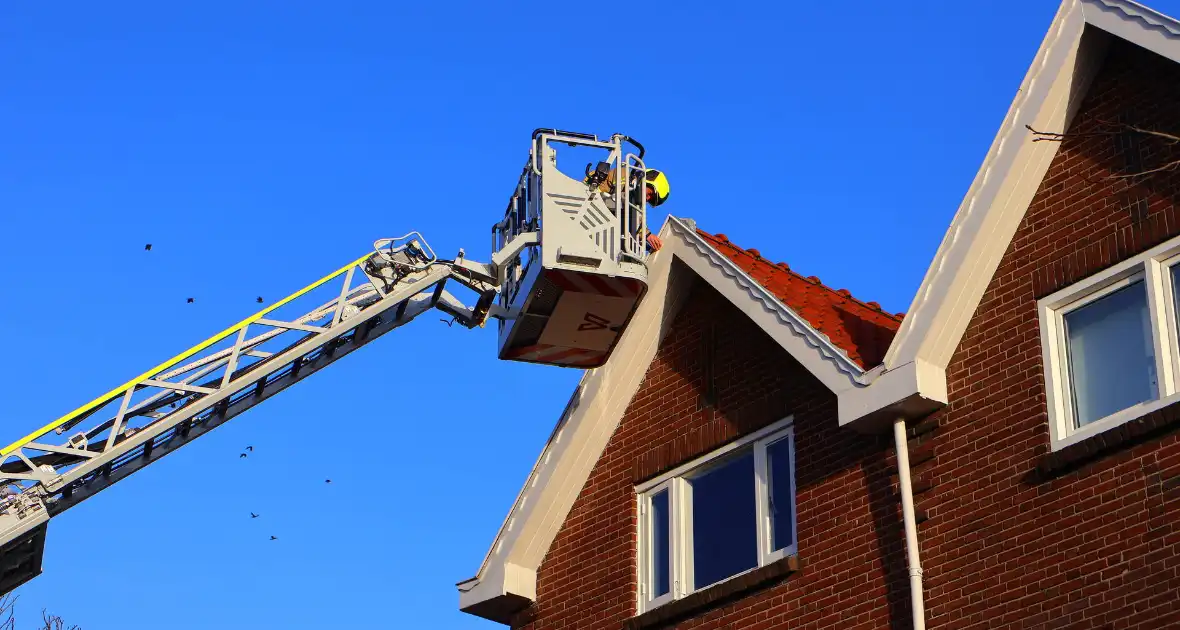 Losse daklijst snel hersteld door brandweer - Foto 3