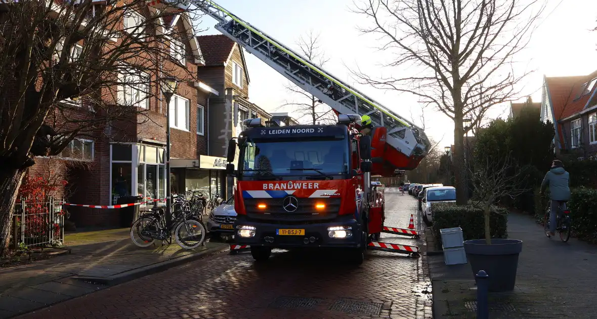 Losse daklijst snel hersteld door brandweer - Foto 4