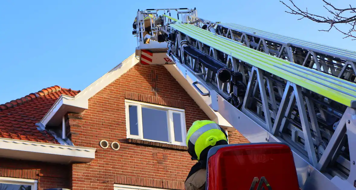 Losse daklijst snel hersteld door brandweer - Foto 5