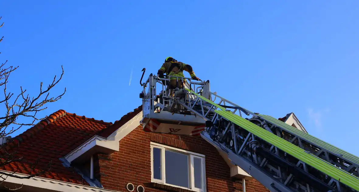 Losse daklijst snel hersteld door brandweer - Foto 6