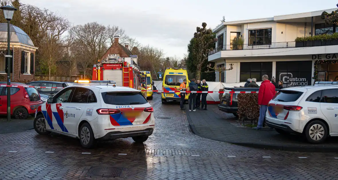 Voetganger overleden na aanrijding met lantaarnpaal