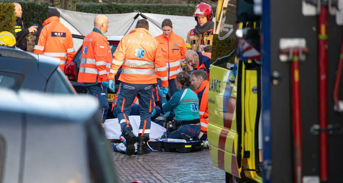 Voetganger overleden na aanrijding met lantaarnpaal - Foto 1