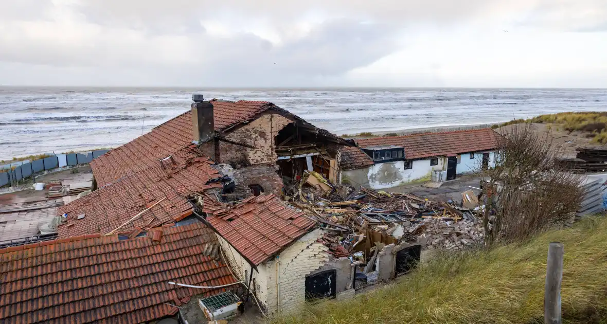 Strandtent volledig verloren bij hevige brand