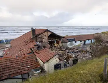 Strandtent volledig verloren bij hevige brand