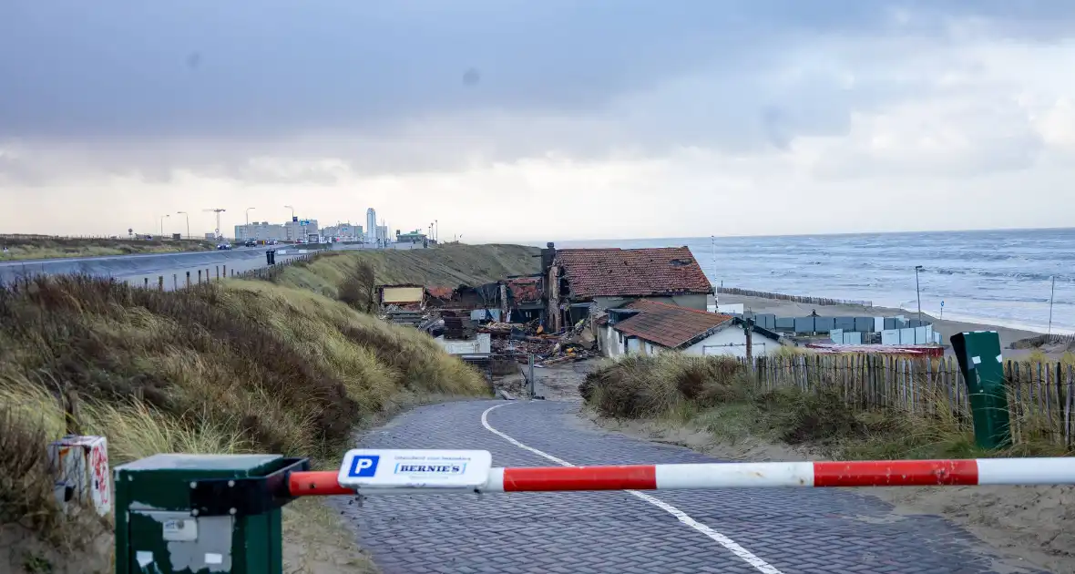 Strandtent volledig verloren bij hevige brand - Foto 8