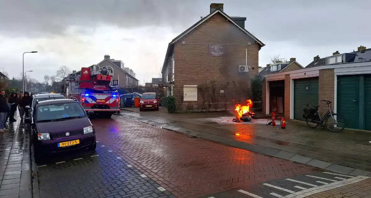 Motorfiets vliegt in brand