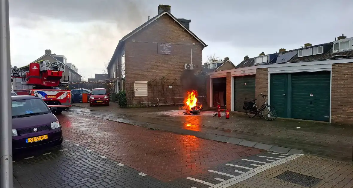 Motorfiets vliegt in brand - Foto 1