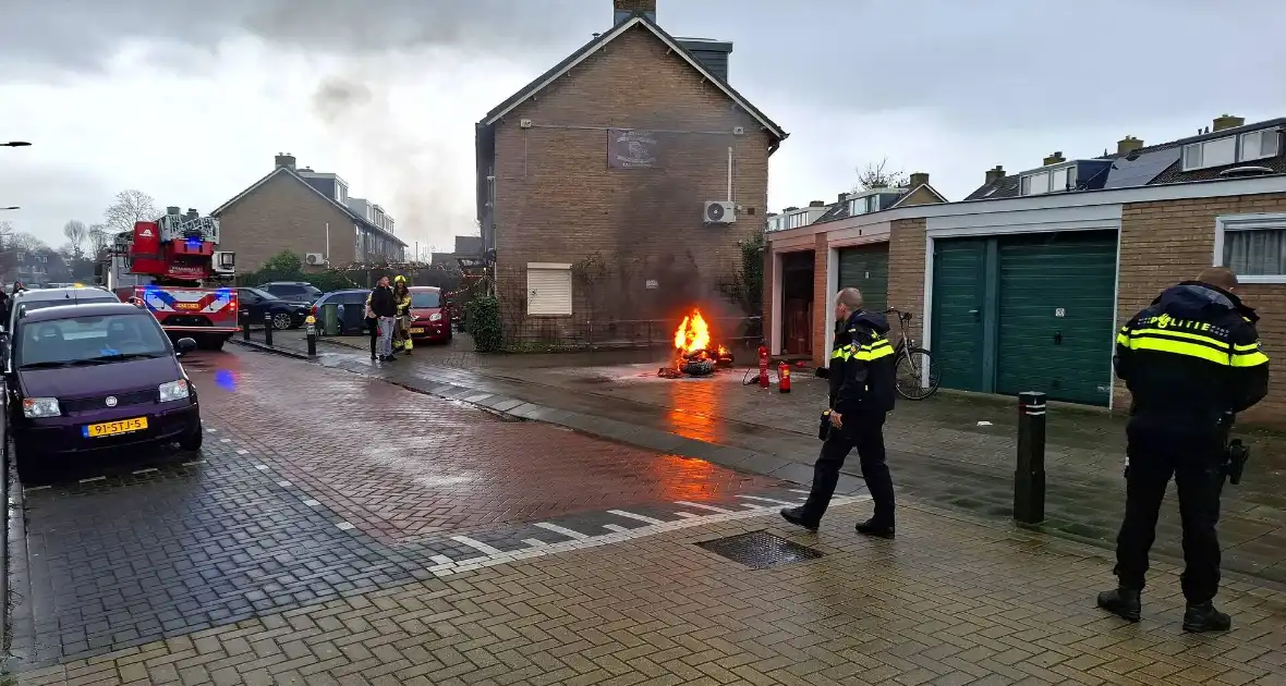 Motorfiets vliegt in brand - Foto 2