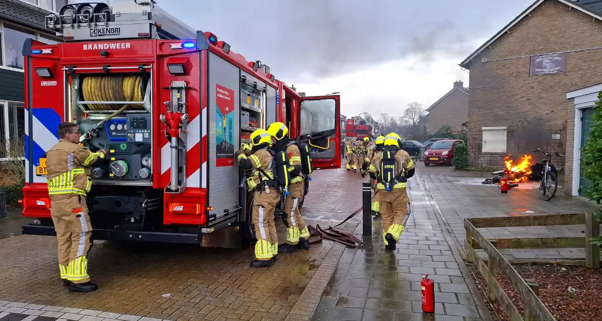 Motorfiets vliegt in brand - Foto 3