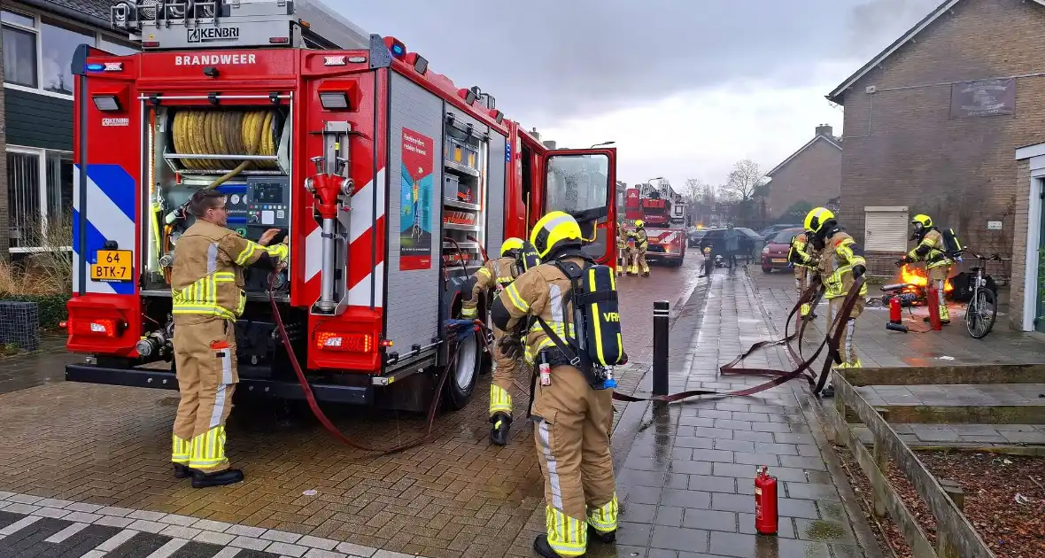 Motorfiets vliegt in brand - Foto 4