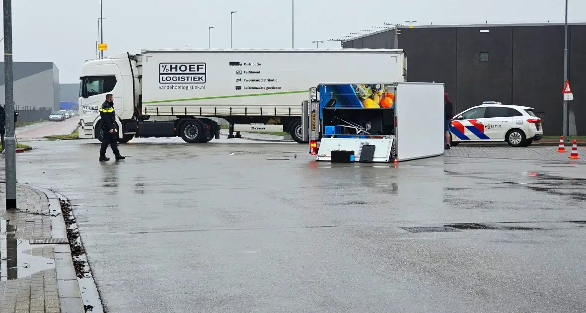 Bezorgbus van Albert Heijn op zijn kant