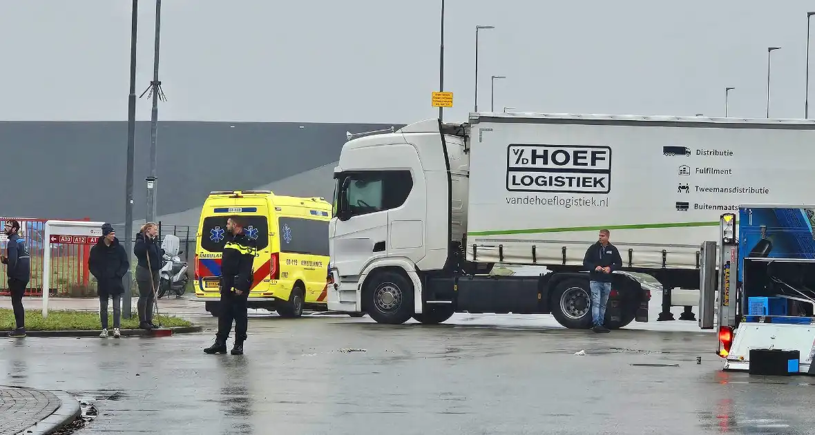 Bezorgbus van Albert Heijn op zijn kant - Foto 1