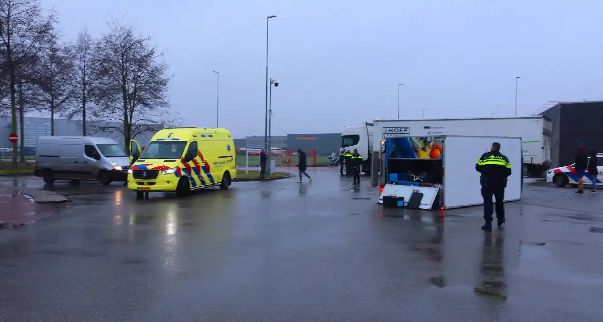 Bezorgbus van Albert Heijn op zijn kant - Foto 2