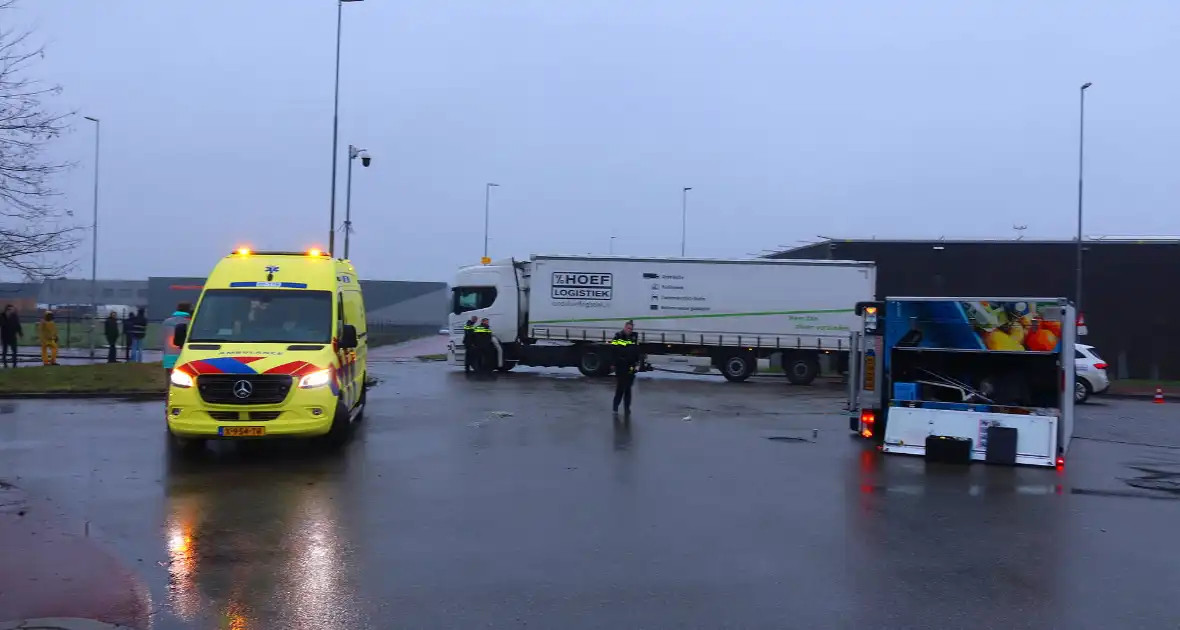 Bezorgbus van Albert Heijn op zijn kant - Foto 3