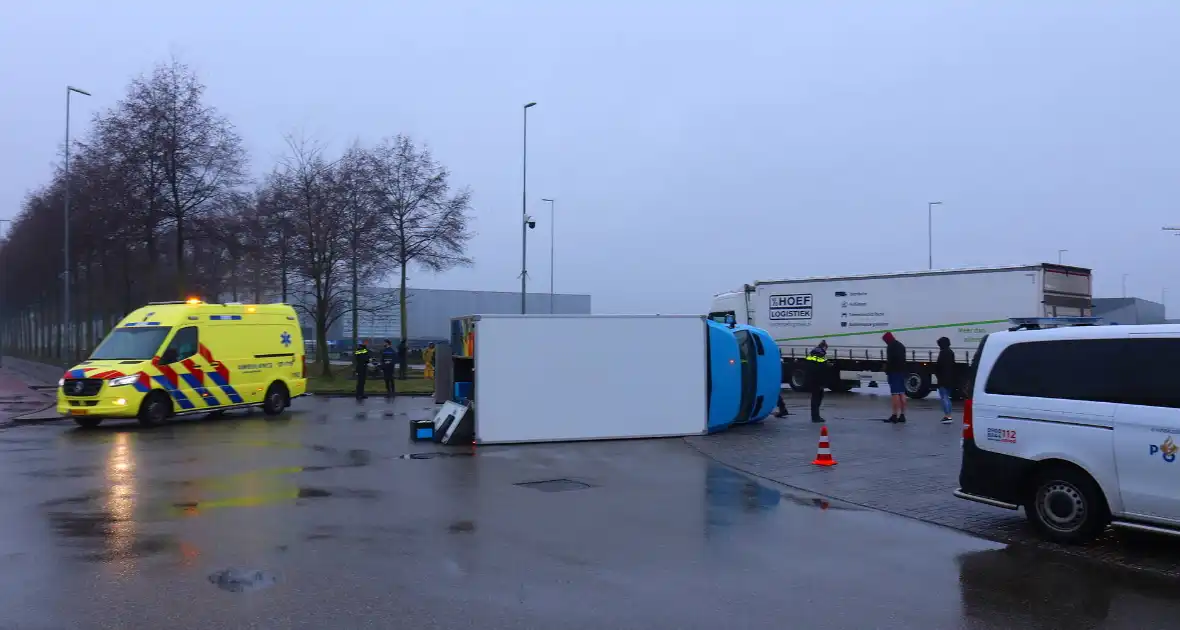 Bezorgbus van Albert Heijn op zijn kant - Foto 4