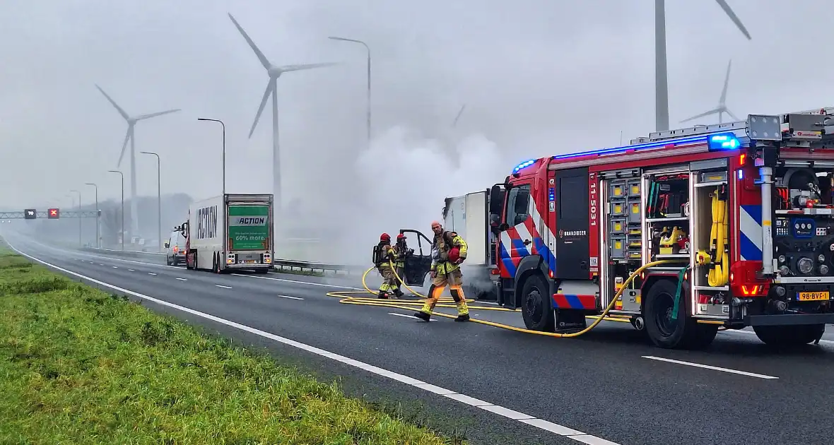 Bestelbus van visboer brand volledig