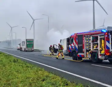 Bestelbus van visboer brand volledig