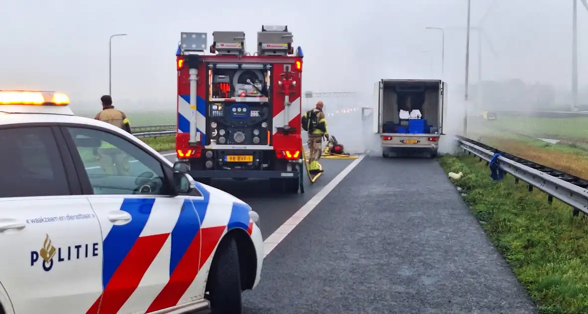 Bestelbus van visboer brand volledig - Foto 1