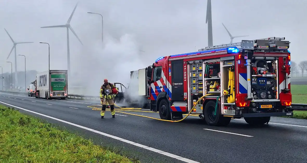 Bestelbus van visboer brand volledig - Foto 2