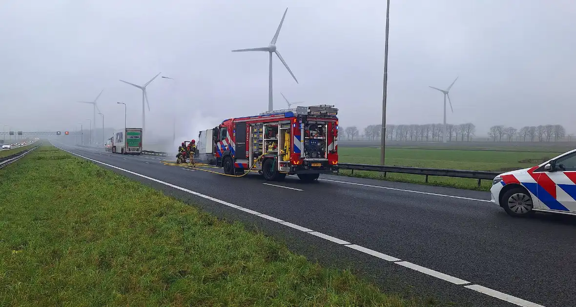 Bestelbus van visboer brand volledig - Foto 3