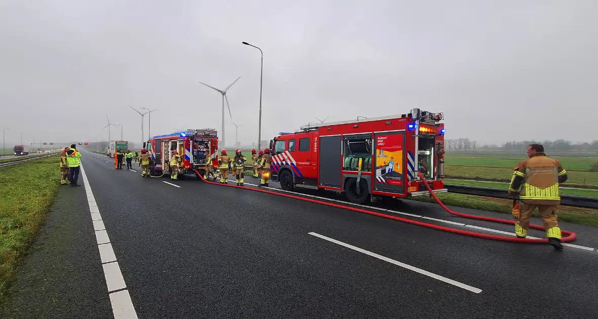 Bestelbus van visboer brand volledig - Foto 4