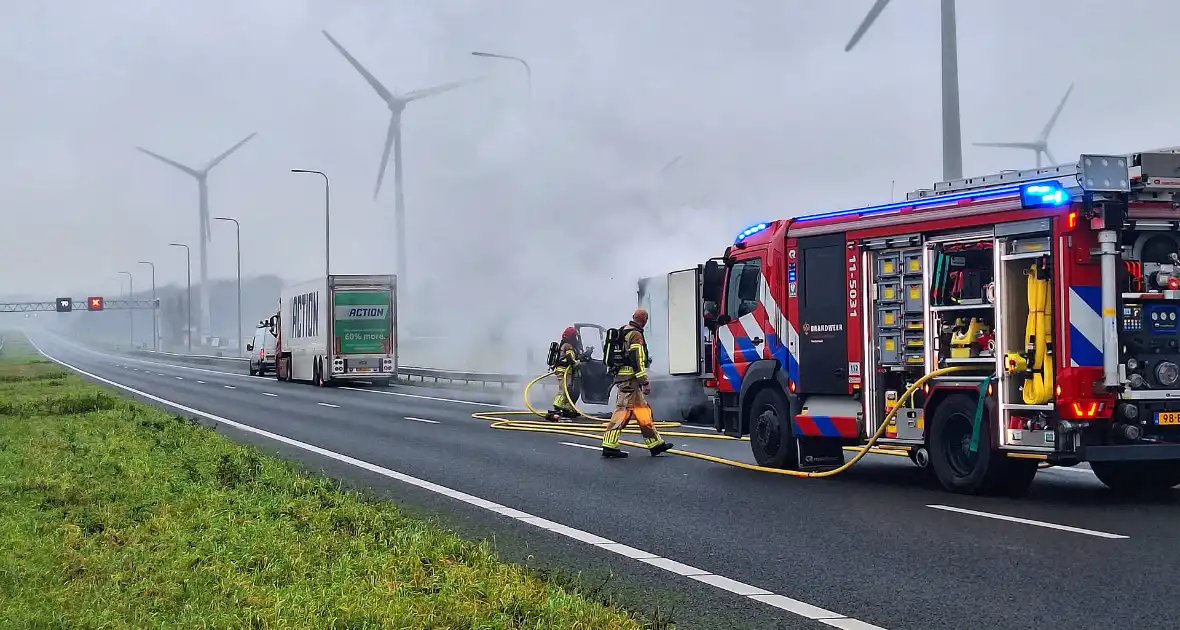 Bestelbus van visboer brand volledig - Foto 5