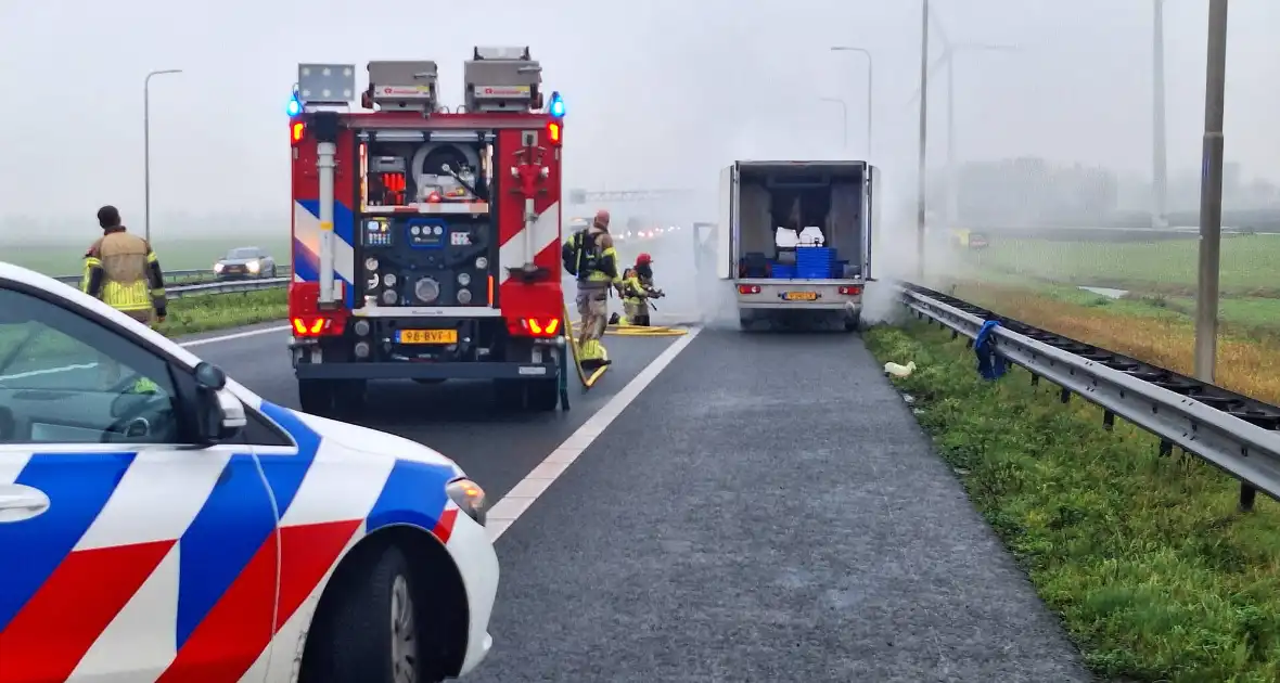 Bestelbus van visboer brand volledig - Foto 6