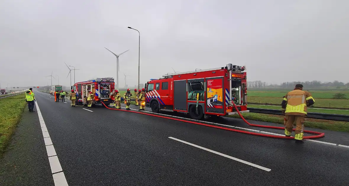 Bestelbus van visboer brand volledig - Foto 7