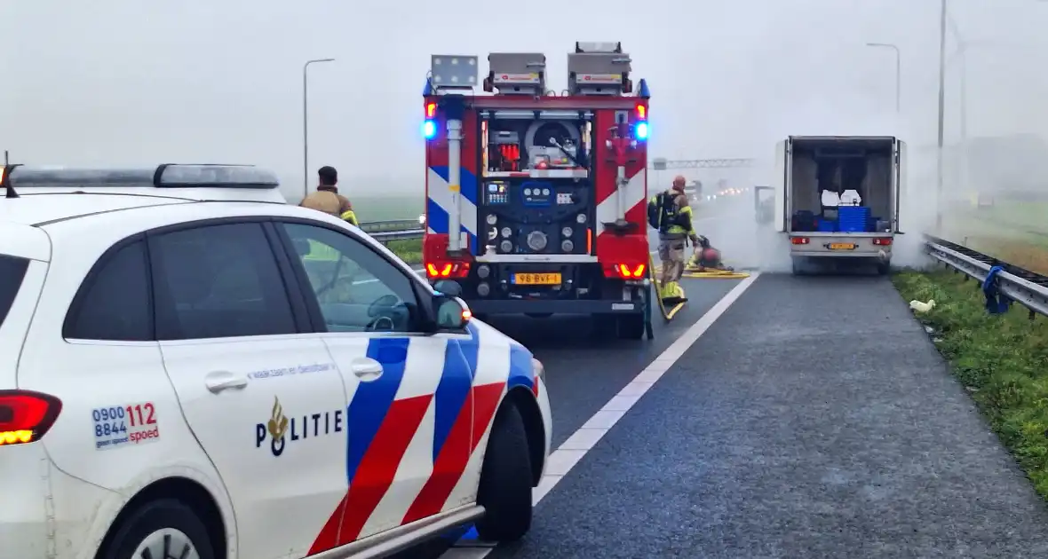 Bestelbus van visboer brand volledig - Foto 8