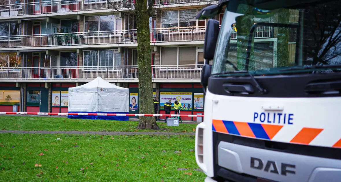 Overleden persoon onder flatgebouw aangetroffen