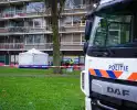 Overleden persoon onder flatgebouw aangetroffen