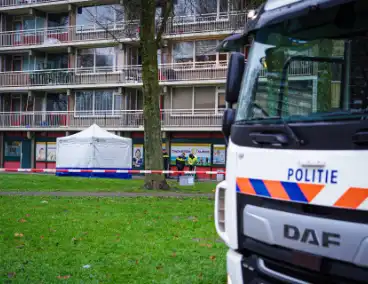 Overleden persoon onder flatgebouw aangetroffen