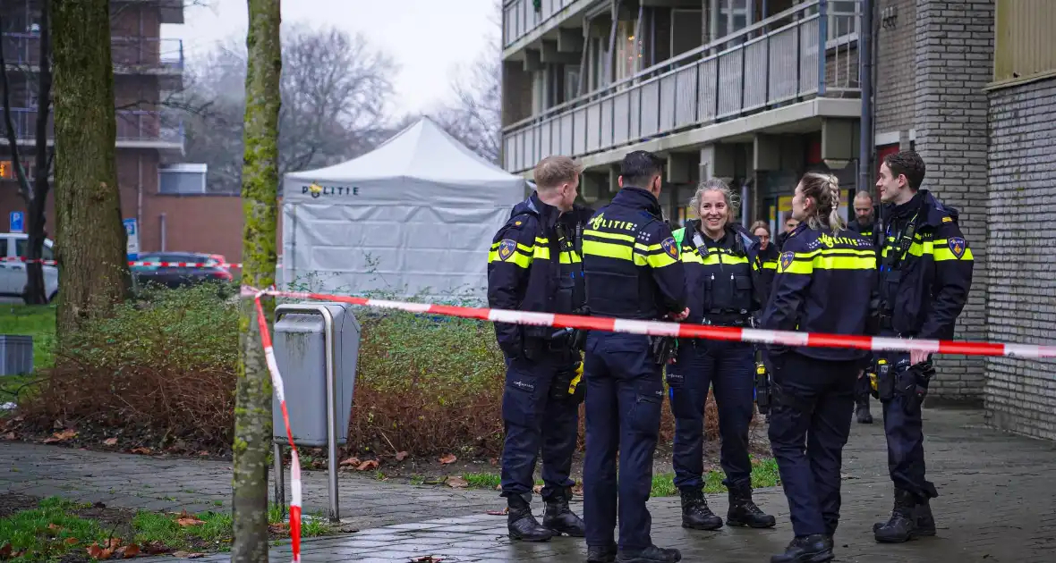 Overleden persoon onder flatgebouw aangetroffen - Foto 1