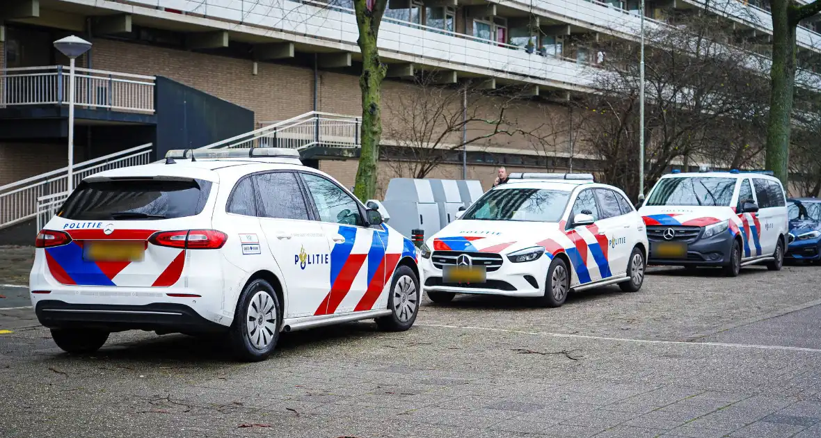 Overleden persoon onder flatgebouw aangetroffen - Foto 2