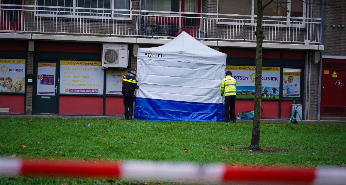 Overleden persoon onder flatgebouw aangetroffen - Foto 3