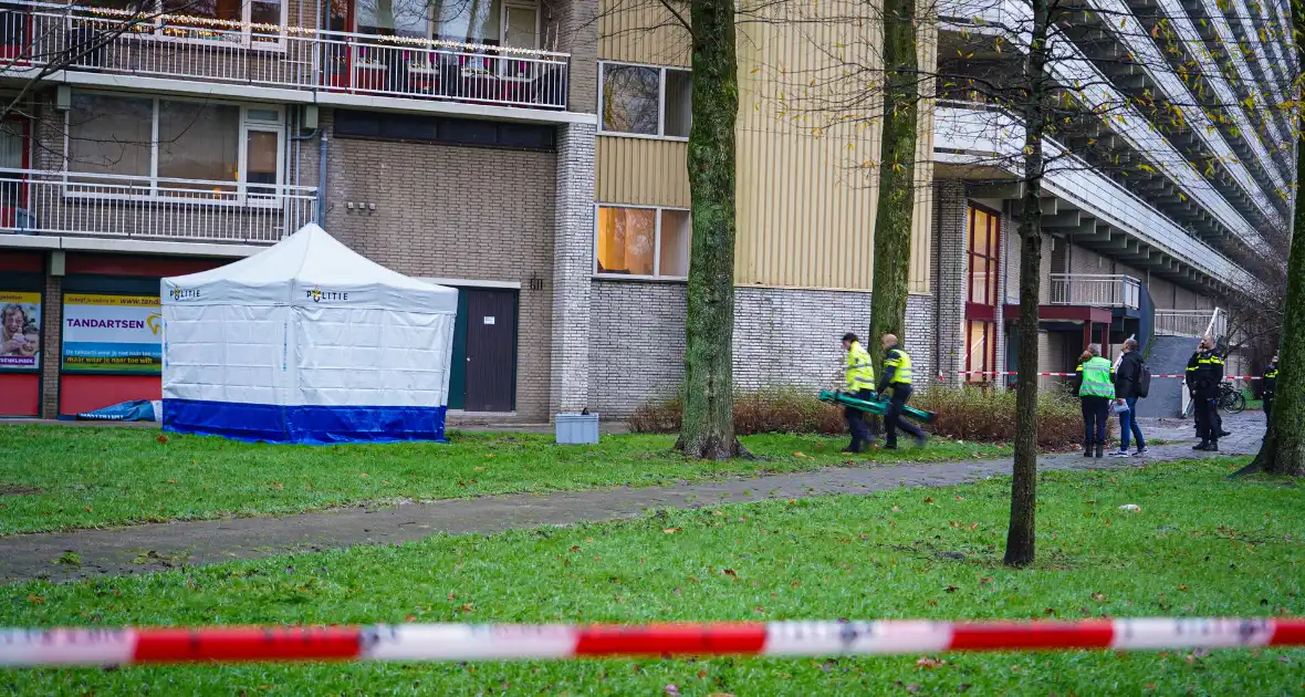 Overleden persoon onder flatgebouw aangetroffen - Foto 4