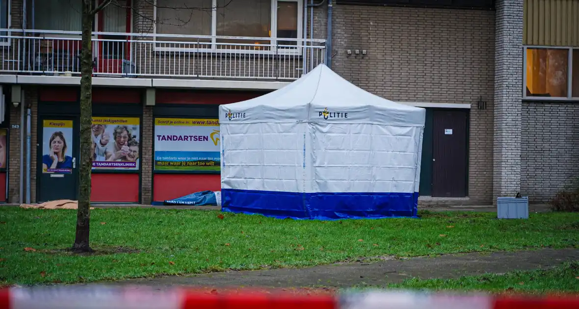 Overleden persoon onder flatgebouw aangetroffen - Foto 5