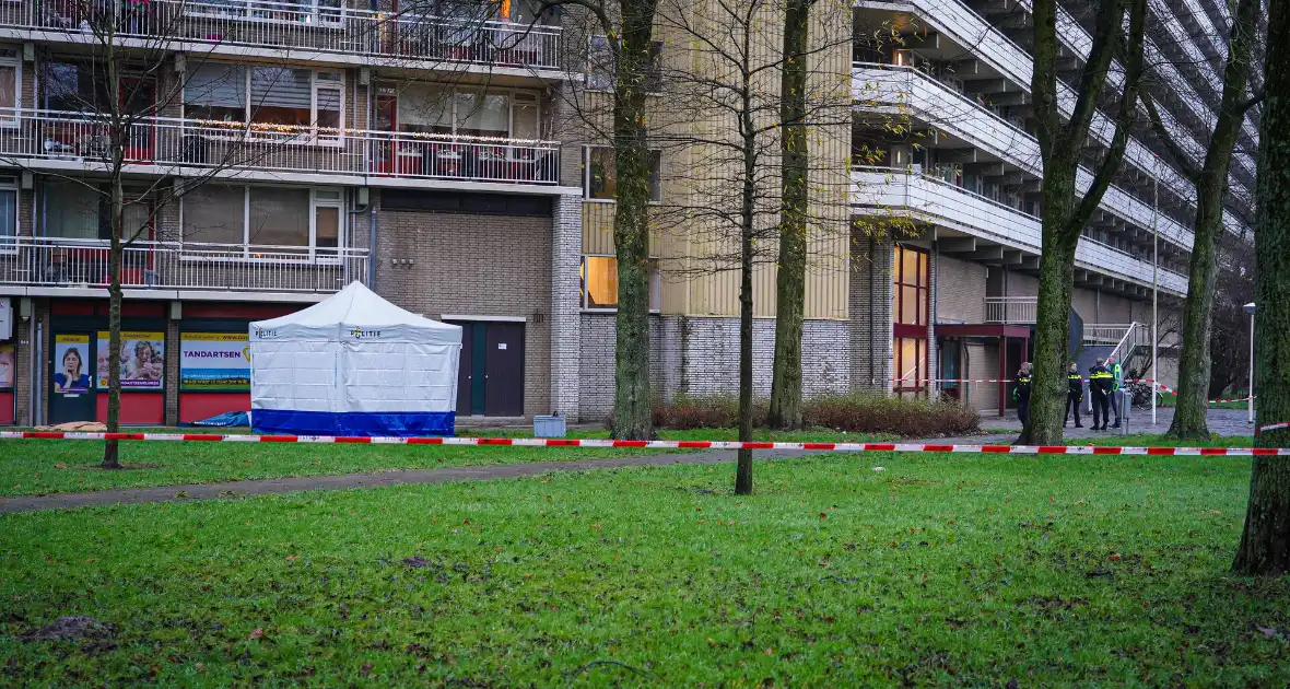 Overleden persoon onder flatgebouw aangetroffen - Foto 6